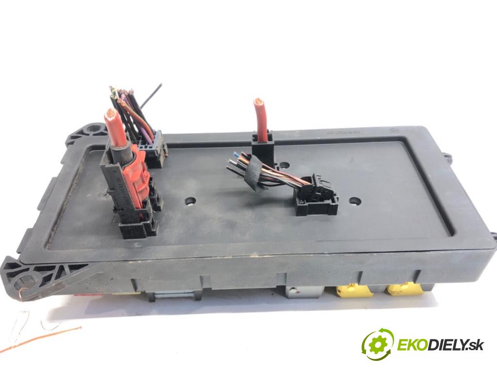 VW CRAFTER 30 50 Platforma / podwozie 2015 80 kW 2.0 TDI 1968 Skrinka poistková 9065450201 (Poistková skrinka)