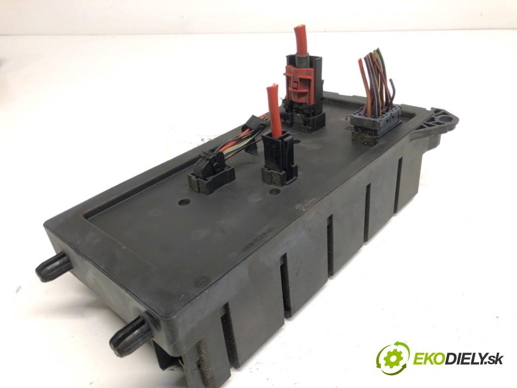 VW CRAFTER 30 50 Platforma / podwozie 2015 80 kW 2.0 TDI 1968 Skrinka poistková 9065450201 (Poistková skrinka)