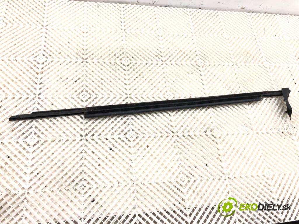 AUDI A6 C7 Kombi 2017 445 kW RS6 performance quattro 3993 lišta Sbírání: přední část pravá černá barva LESK 4G0853284H