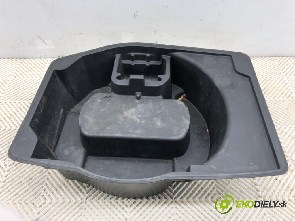 AUDI A6 C7 Kombi 2017 445 kW RS6 performance quattro 3993 vnitra kola NÁHRADNÍ: 4G9863547E