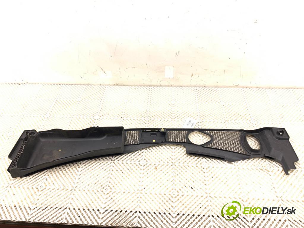 AUDI A4 B8 Kombi 2008 118 kW 1.8 TFSI 1798 torpédo plast pod čelní okno 8k1819447 (Plast pod čelním sklem)