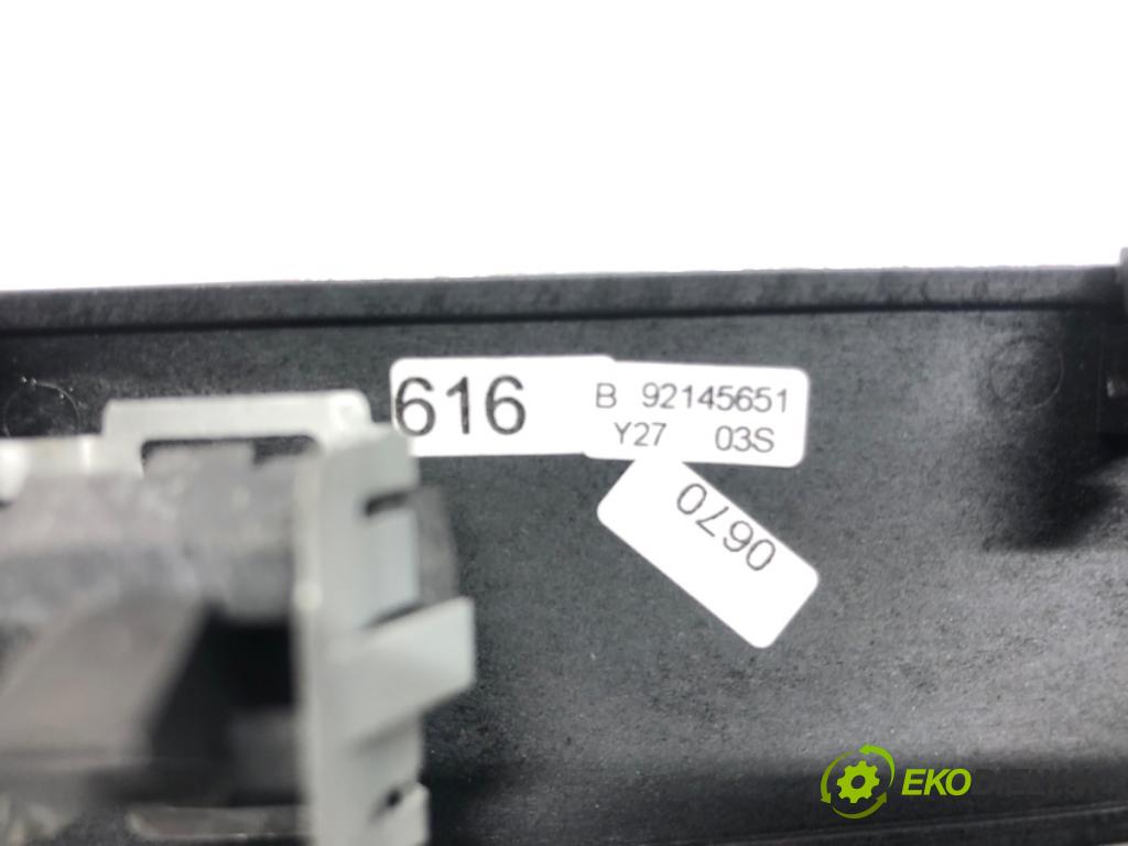 AUDI A4 B8 Kombi 2008 118 kW 1.8 TFSI 1798 lišty kryt 8K0863305 (Lišta)