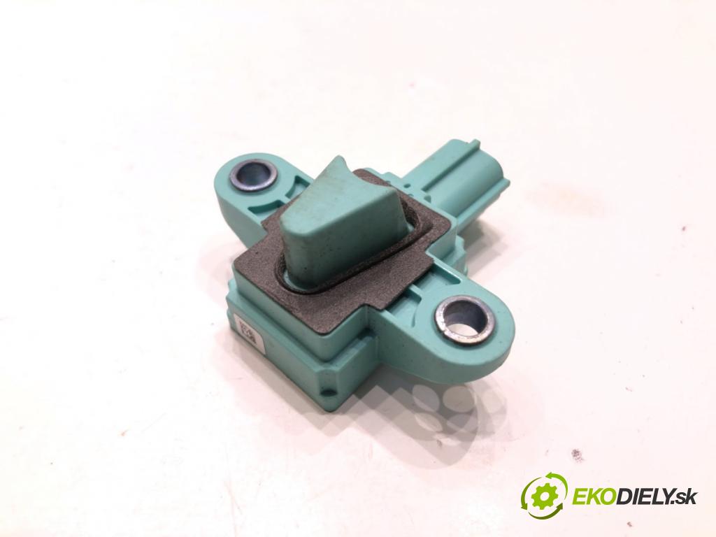 AUDI A4 B8 Kombi 2008 118 kW 1.8 TFSI 1798 Snímač nárazu 8K0955557C (Snímač nárazu)