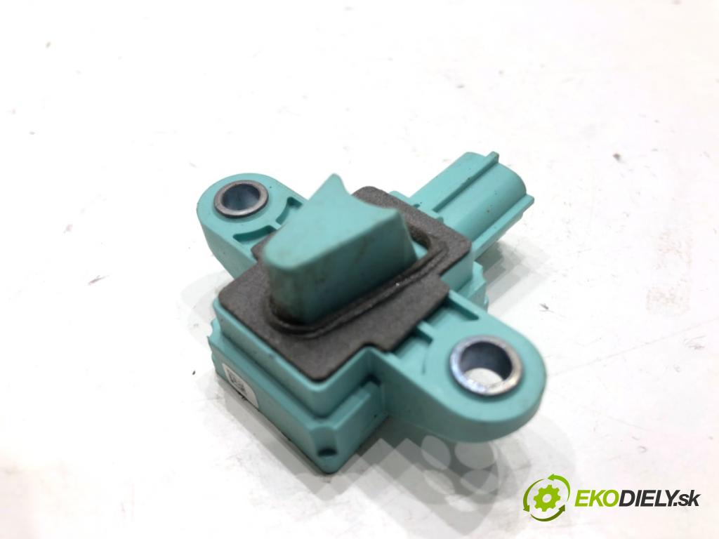 AUDI A4 B8 Kombi 2008 118 kW 1.8 TFSI 1798 Snímač nárazu 8K0955557C (Snímač nárazu)