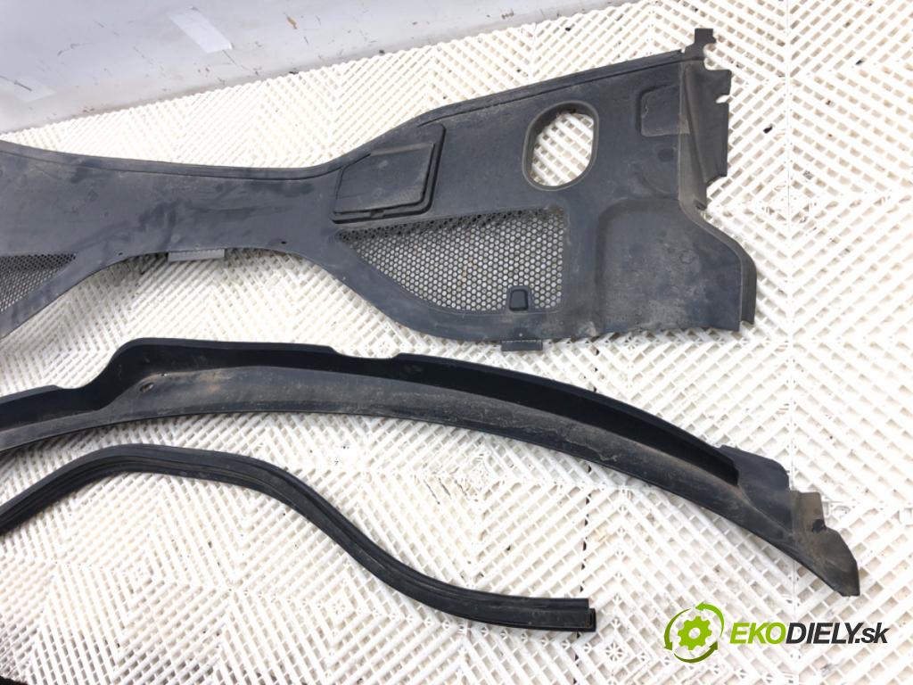 AUDI A6 C7 Kombi 2017 445 kW RS6 performance quattro 3993 torpédo plast pod čelní okno 4G8819447 4G1819403 (Plast pod čelním sklem)