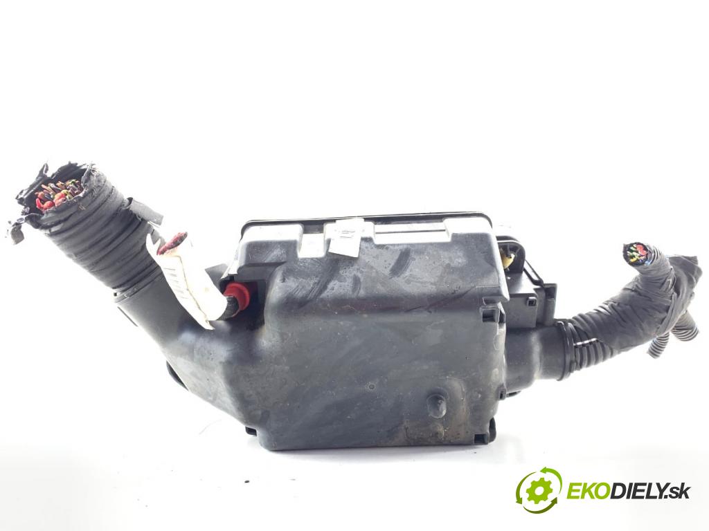 FIAT TIPO sedan 2021 70 kW 1.4 (356SXA1B) 1368 Skrinka poistková  (Poistková skrinka)