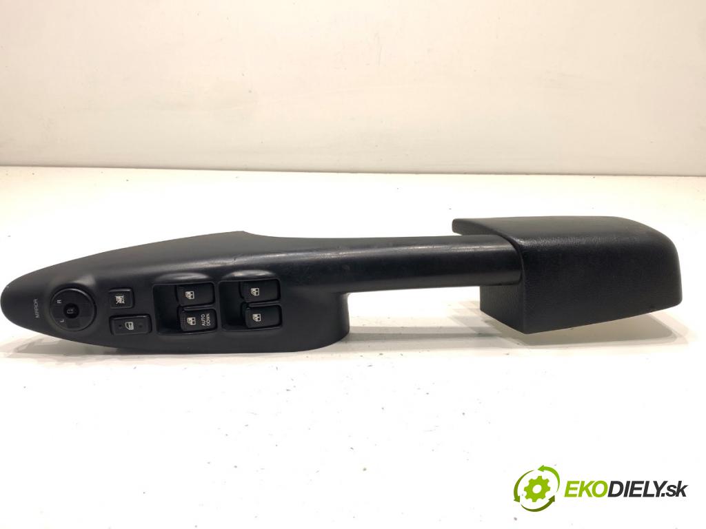 HYUNDAI TUCSON SUV 2006 103 kW 2.0 CRDi 1991 Prepínač okien 93576-2E200 (Prepínacie páčky pod volantom)
