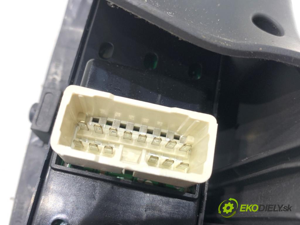 HYUNDAI TUCSON SUV 2006 103 kW 2.0 CRDi 1991 Prepínač okien 93576-2E200 (Prepínacie páčky pod volantom)