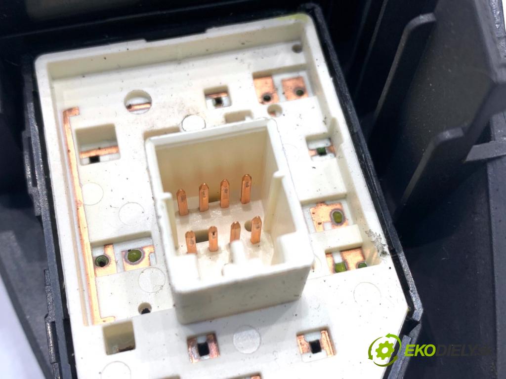 HYUNDAI TUCSON SUV 2006 103 kW 2.0 CRDi 1991 Prepínač okien 93576-2E200 (Prepínacie páčky pod volantom)