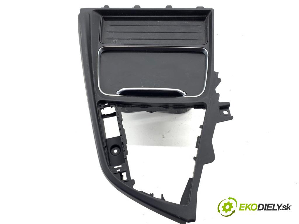 BMW F30 sedan 2015 180 kW 328 i xDrive 1997 Držiak na nápoje 105495997C (Držiak (úchyt) na nápoje)