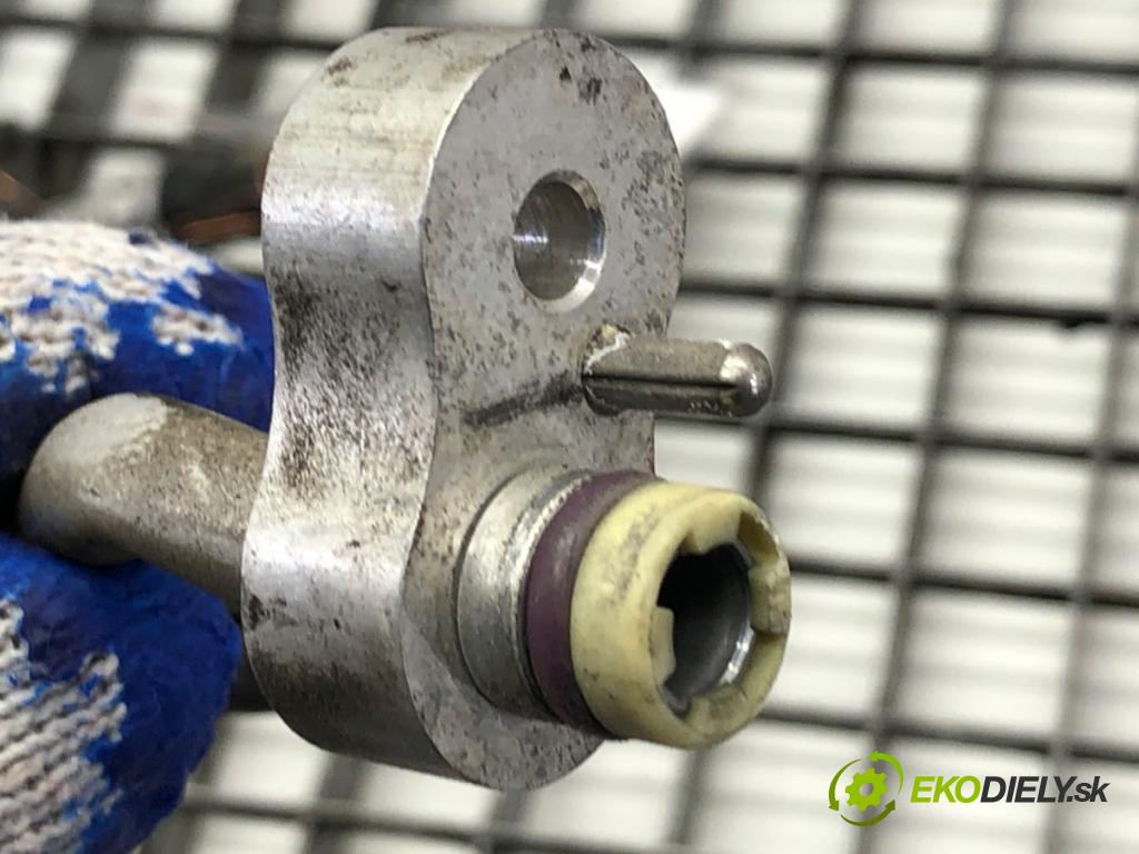 BMW F30 sedan 2015 180 kW 328 i xDrive 1997 rúrka klimatizace 9212236 (Trubka klimatizace)