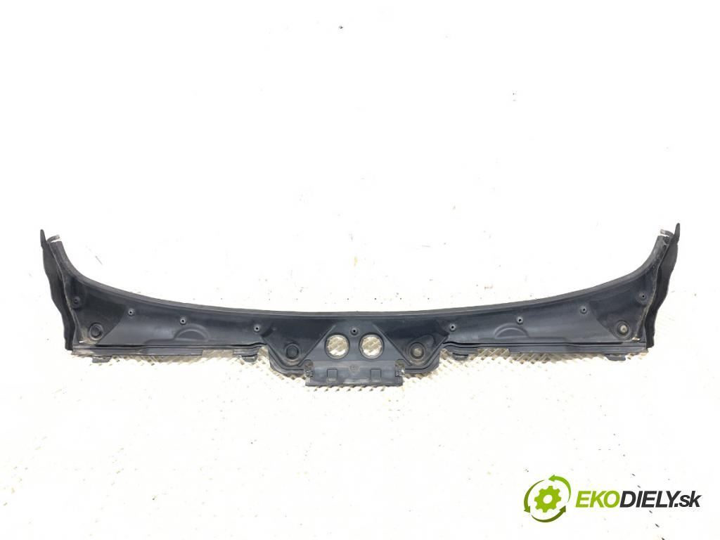 BMW F30 sedan 2015 180 kW 328 i xDrive 1997 torpédo plast pod čelní okno 74850610 (Plast pod čelním sklem)