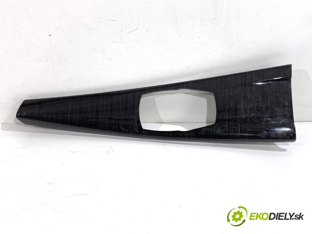 BMW F30 sedan 2015 180 kW 328 i xDrive 1997 Lišta kryt 9232072 (Lišta)