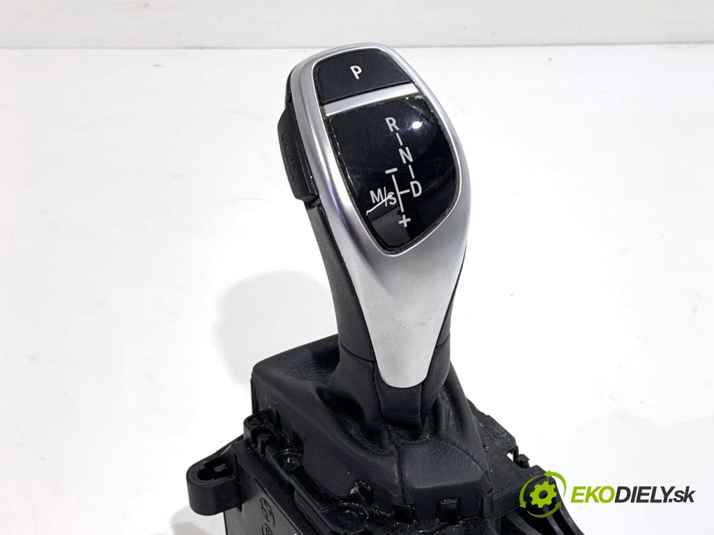 BMW F30 sedan 2015 180 kW 328 i xDrive 1997 Kulisa 9296898 (Rýchlostná páka (kulisa))