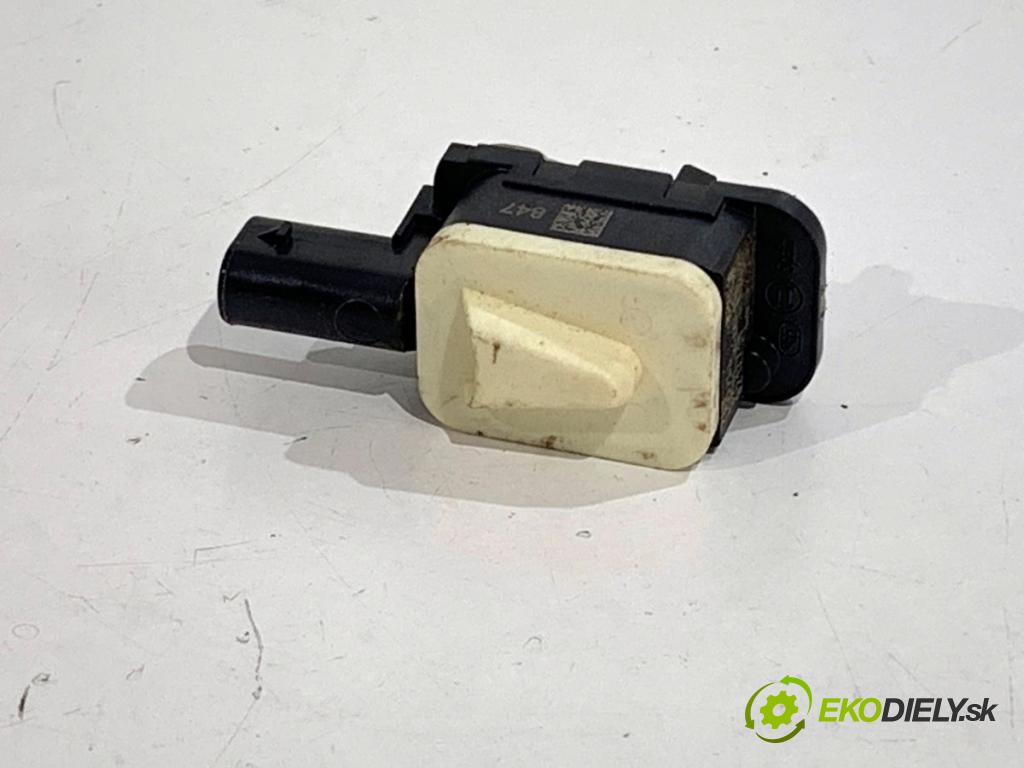 BMW F30 sedan 2015 180 kW 328 i xDrive 1997 Snímač nárazu 9217711 (Snímač nárazu)