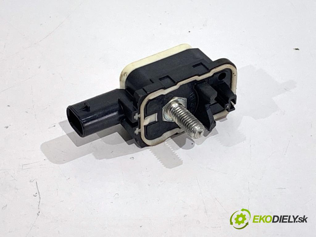 BMW F30 sedan 2015 180 kW 328 i xDrive 1997 Snímač nárazu 9217711 (Snímač nárazu)