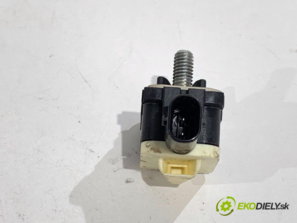 BMW F30 sedan 2015 180 kW 328 i xDrive 1997 Snímač nárazu 9217711 (Snímač nárazu)