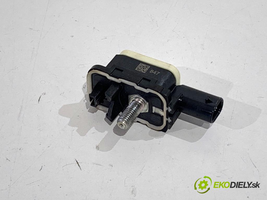 BMW F30 sedan 2015 180 kW 328 i xDrive 1997 Snímač nárazu 9217711 (Snímač nárazu)