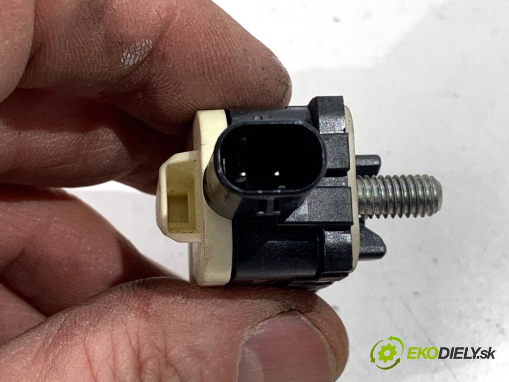 BMW F30 sedan 2015 180 kW 328 i xDrive 1997 Snímač nárazu 9217711 (Snímač nárazu)