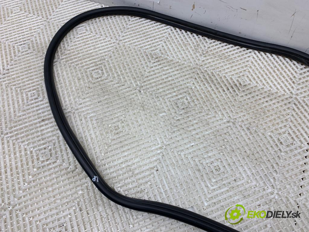 BMW F30 sedan 2015 180 kW 328 i xDrive 1997 těsnění dveře přední část levá strana 7258312