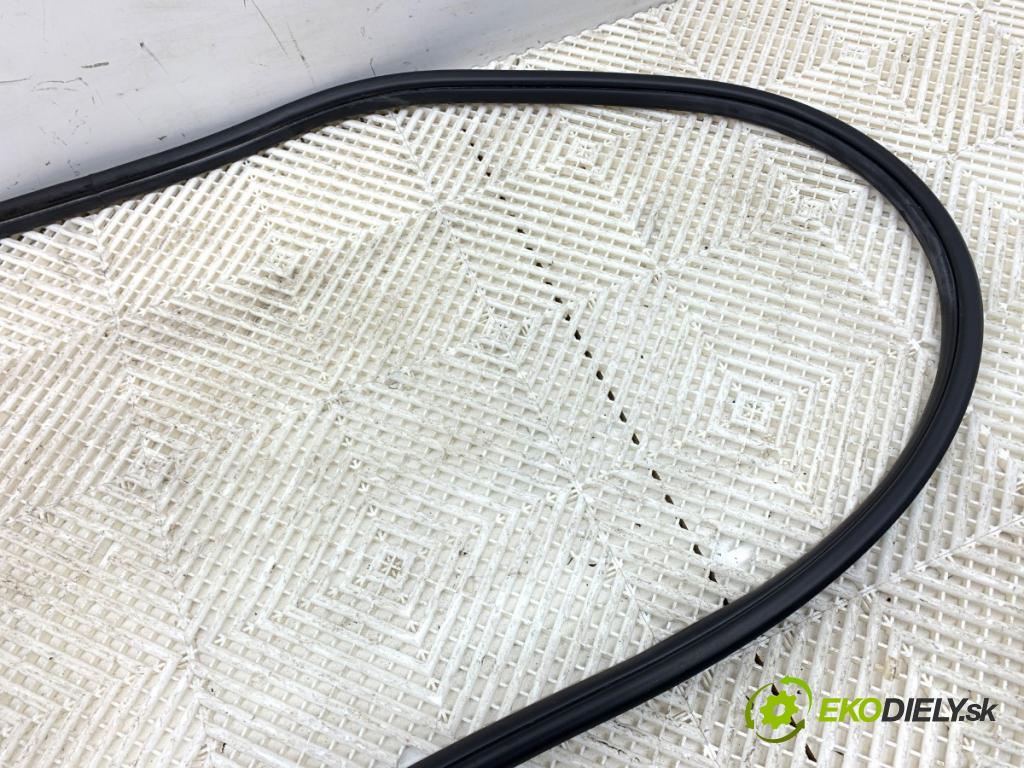 BMW F30 sedan 2015 180 kW 328 i xDrive 1997 těsnění dveře přední část levá strana 7258312