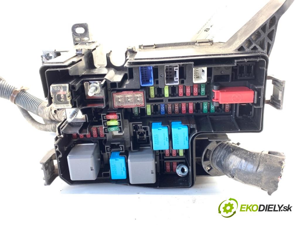 TOYOTA RAV 4 IV SUV 2017 114 kW 2.5 Hybrid 4WD (AVA44_) 2494 skříňka poistková  (Pojistková skříňka)