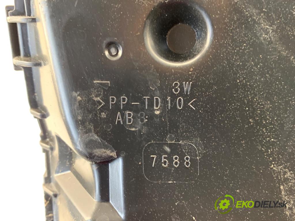 TOYOTA RAV 4 IV SUV 2017 114 kW 2.5 Hybrid 4WD (AVA44_) 2494 skříňka poistková  (Pojistková skříňka)