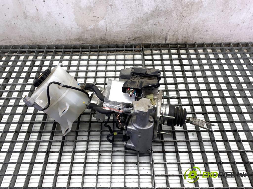 TOYOTA RAV 4 IV SUV 2017 114 kW 2.5 Hybrid 4WD (AVA44_) 2494 Posilovač bŕzd 47270-47030