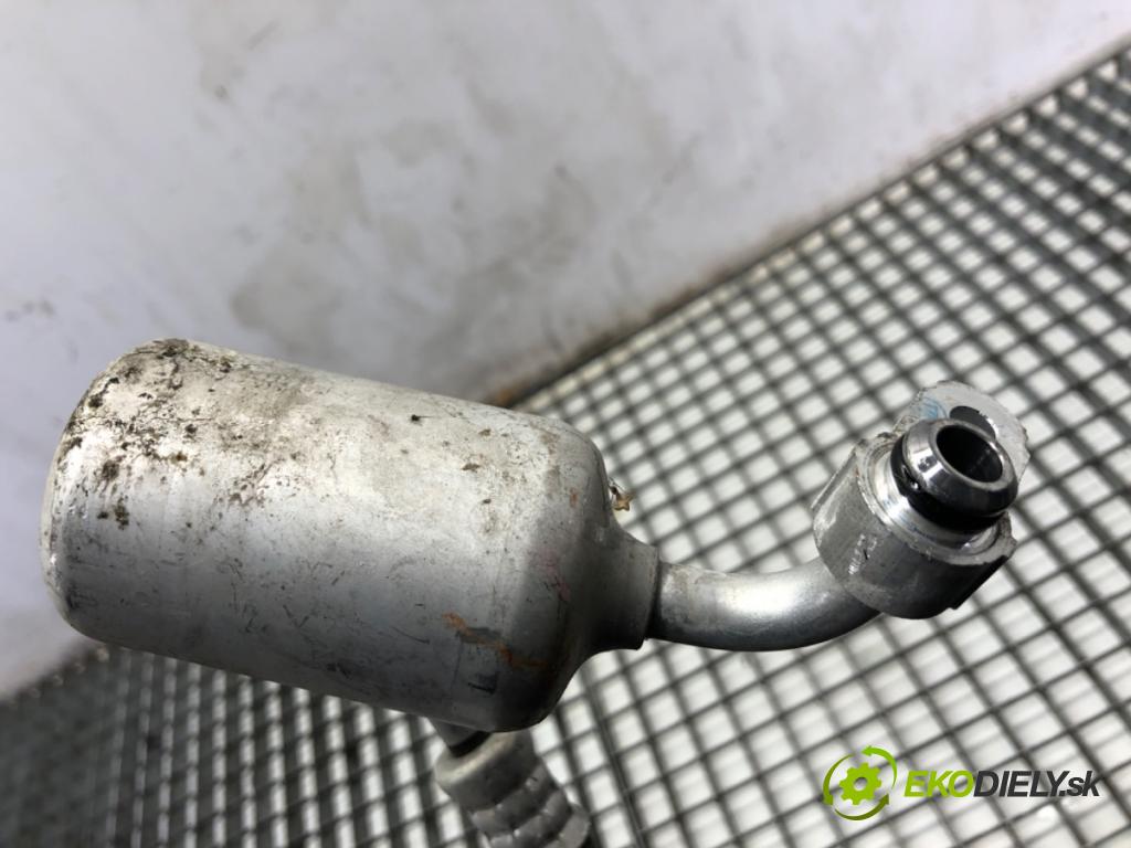 TOYOTA RAV 4 IV SUV 2017 114 kW 2.5 Hybrid 4WD (AVA44_) 2494 rúrka klimatizace  (Trubka klimatizace)