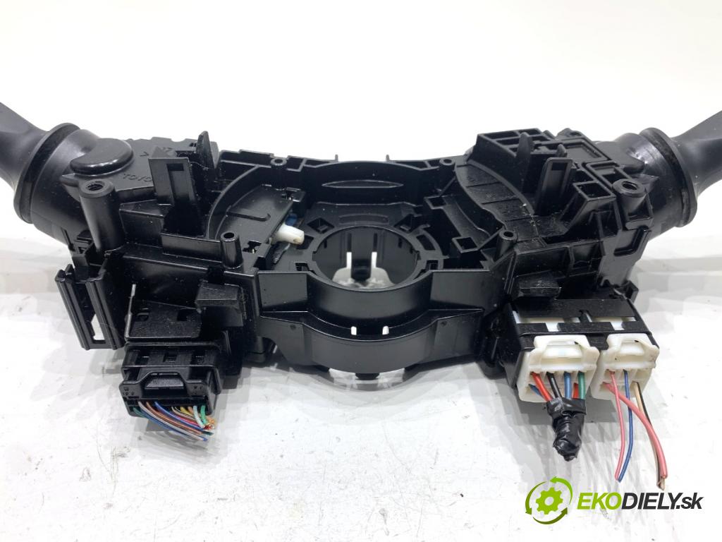 TOYOTA RAV 4 IV SUV 2017 114 kW 2.5 Hybrid 4WD (AVA44_) 2494 Prepínač kombinovaný 17F744 (Prepínacie páčky pod volantom)