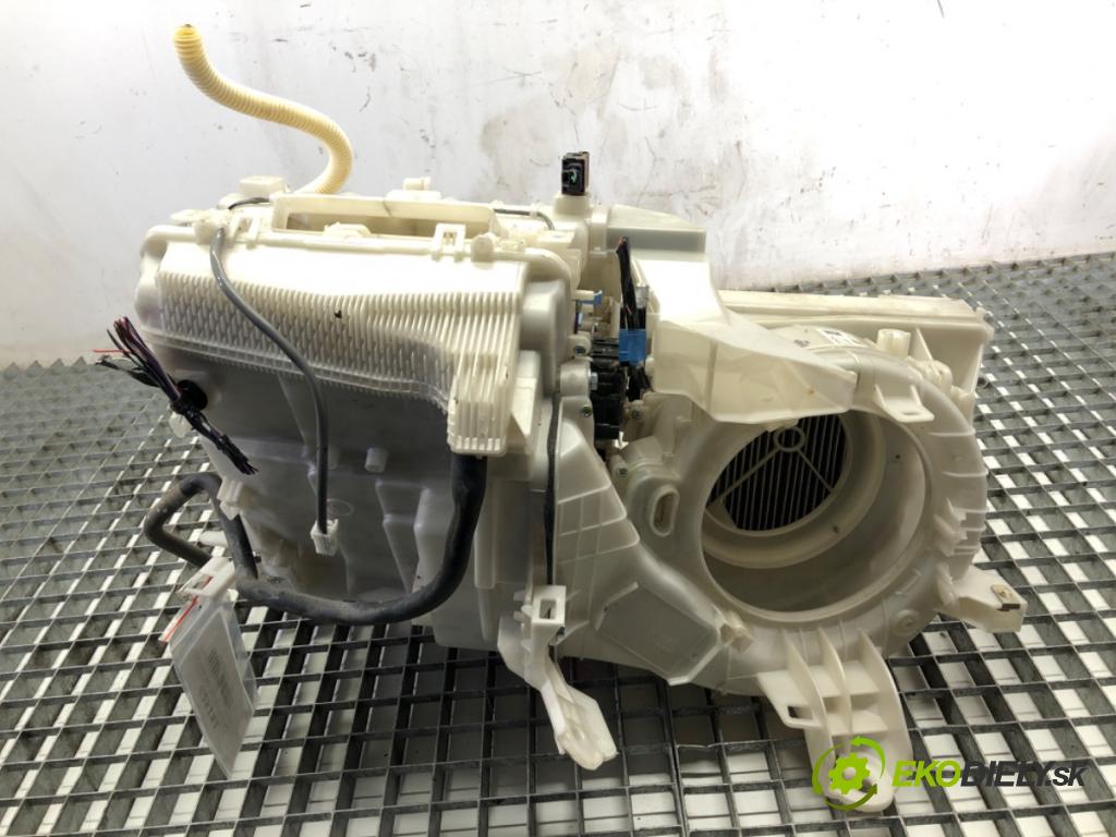 TOYOTA RAV 4 IV SUV 2017 114 kW 2.5 Hybrid 4WD (AVA44_) 2494 Výhrevné teleso, radiátor kúrenia 87050-42600 (Radiátor kúrenia)