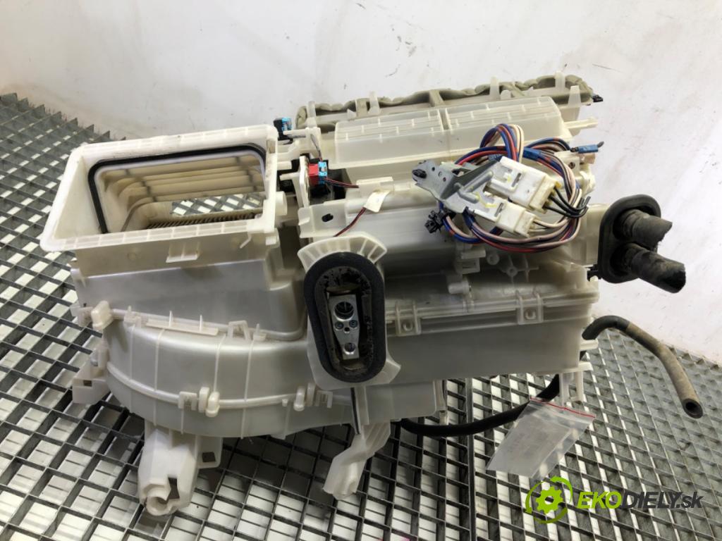 TOYOTA RAV 4 IV SUV 2017 114 kW 2.5 Hybrid 4WD (AVA44_) 2494 Výhrevné teleso, radiátor kúrenia 87050-42600 (Radiátor kúrenia)