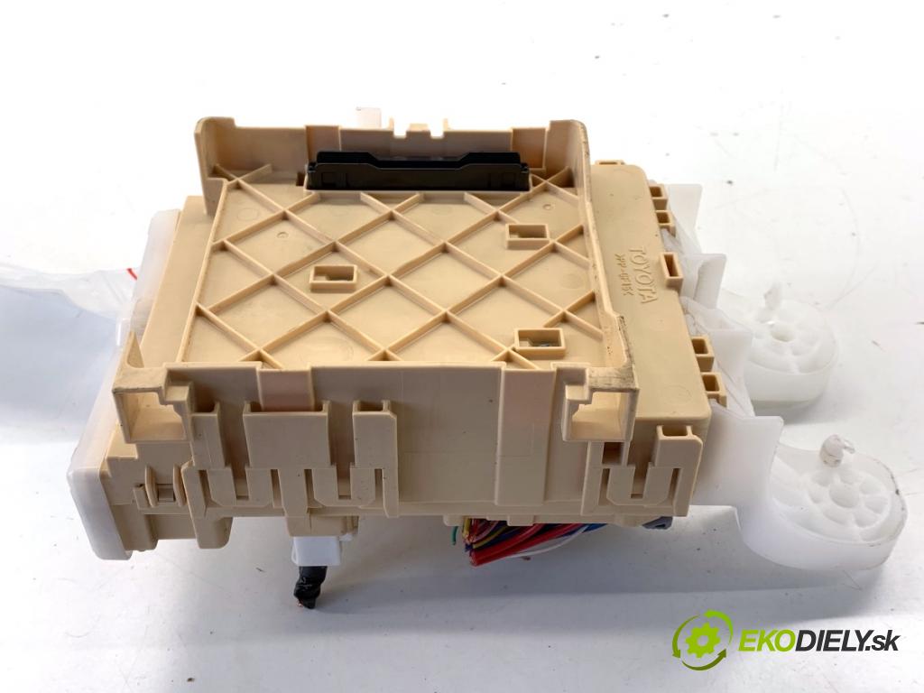 TOYOTA RAV 4 IV SUV 2017 114 kW 2.5 Hybrid 4WD (AVA44_) 2494 Modul BSI 82730-42811 (Poistková skrinka)