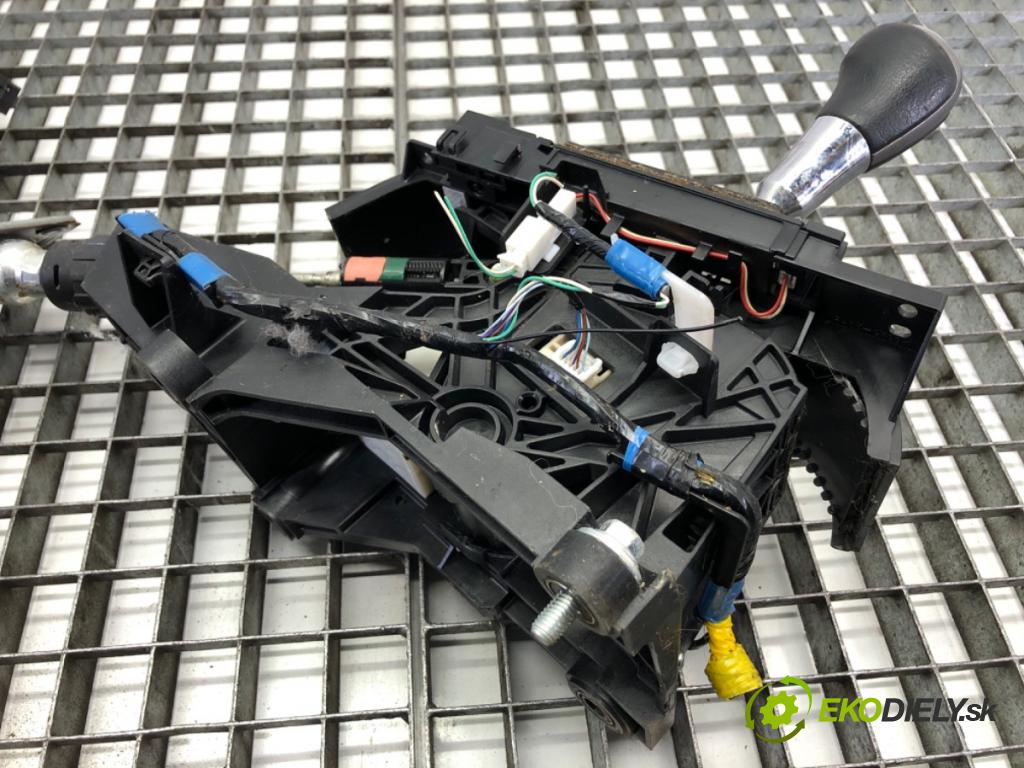 TOYOTA RAV 4 IV SUV 2017 114 kW 2.5 Hybrid 4WD (AVA44_) 2494 Kulisa  (Rýchlostná páka (kulisa))