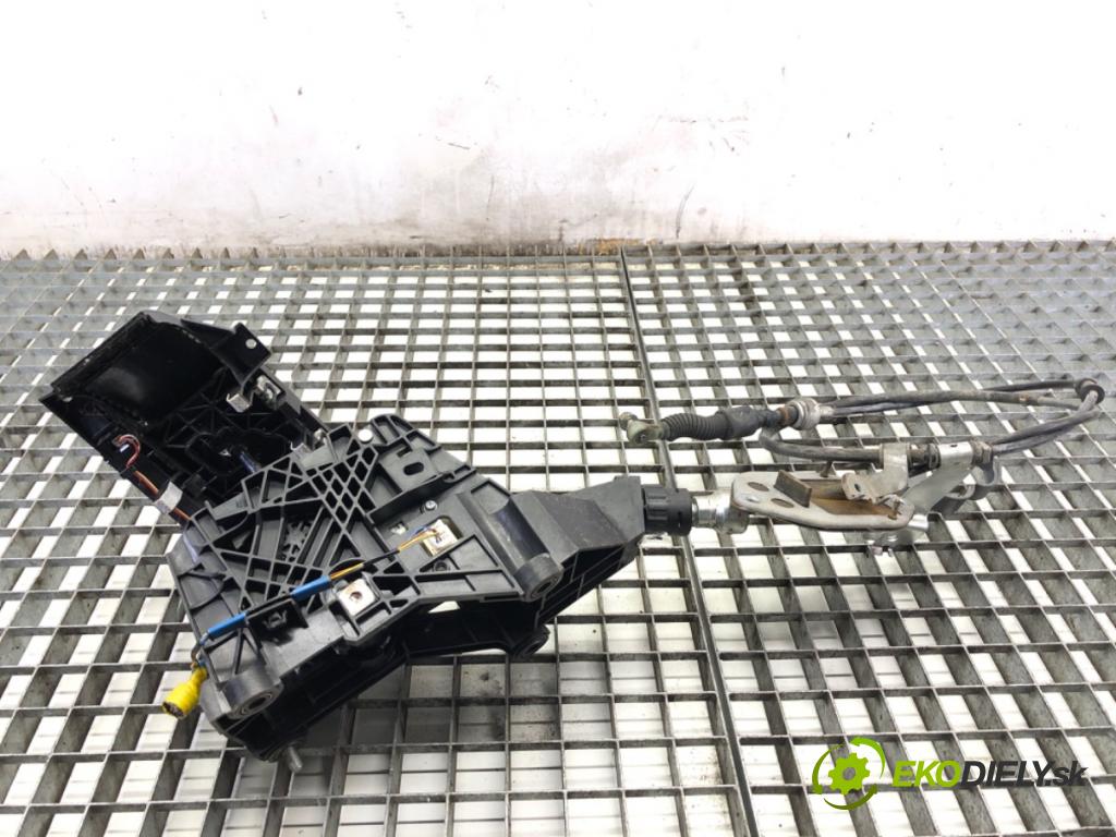 TOYOTA RAV 4 IV SUV 2017 114 kW 2.5 Hybrid 4WD (AVA44_) 2494 Kulisa  (Rýchlostná páka (kulisa))