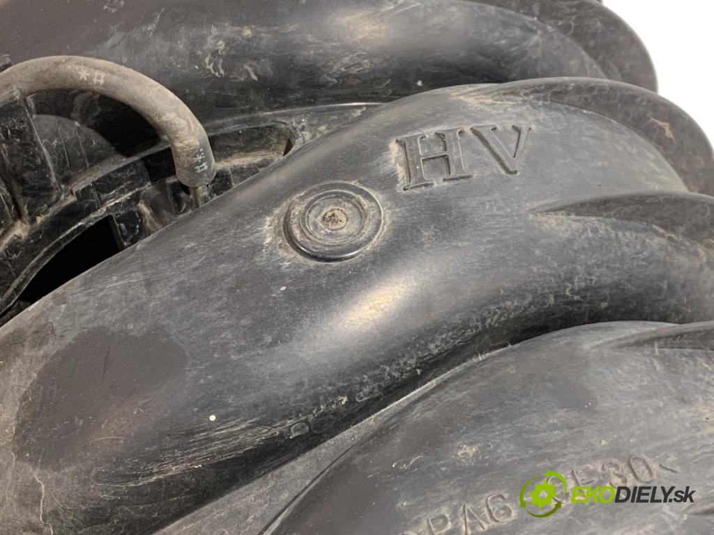 TOYOTA RAV 4 IV SUV 2017 114 kW 2.5 Hybrid 4WD (AVA44_) 2494 potrubí sání  (Sací potrubí)