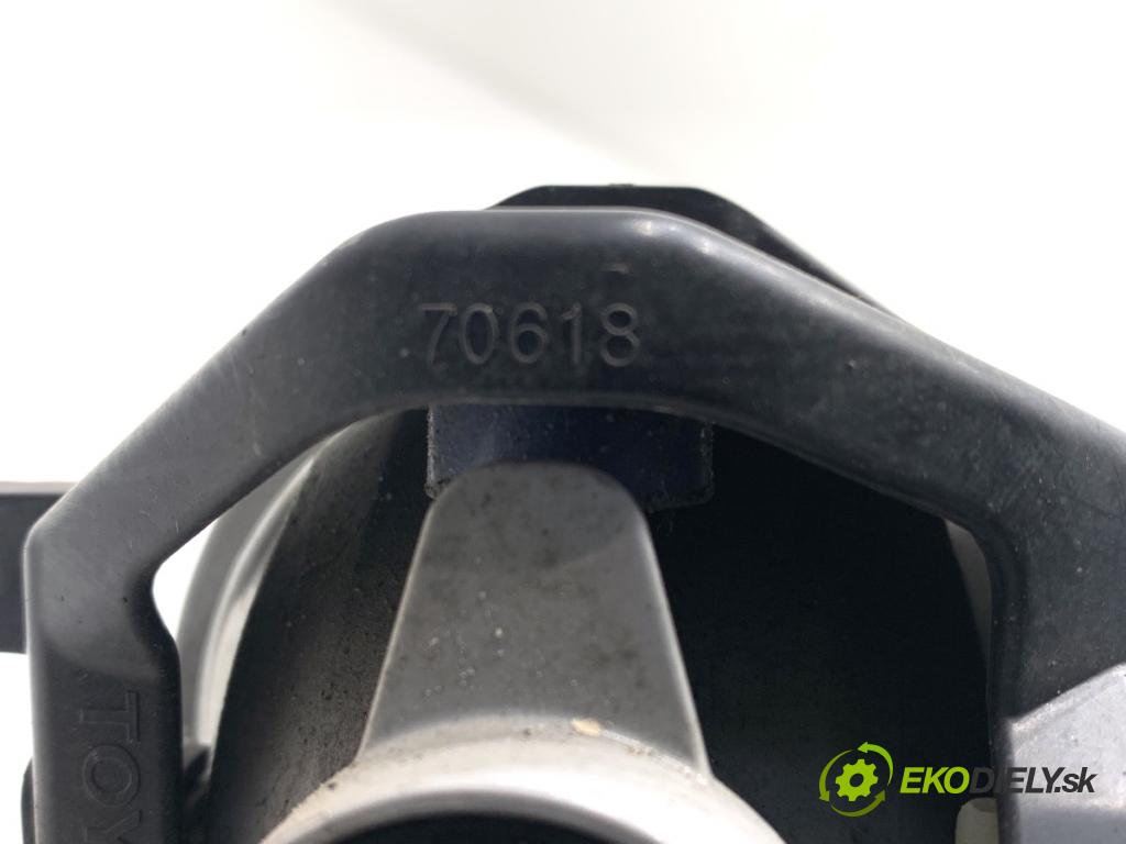 TOYOTA RAV 4 IV SUV 2017 114 kW 2.5 Hybrid 4WD (AVA44_) 2494 hmlové svetlo, hmlovka pravý přední část