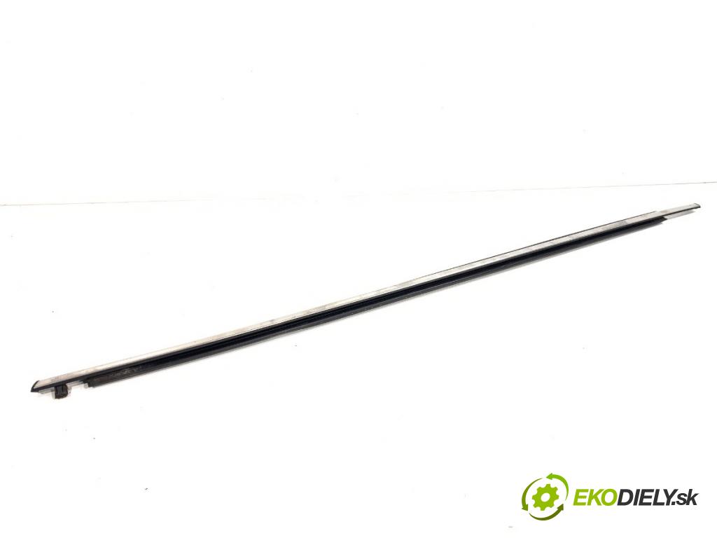 TOYOTA RAV 4 IV SUV 2017 114 kW 2.5 Hybrid 4WD (AVA44_) 2494 lišta Sbírání: zadní část pravý