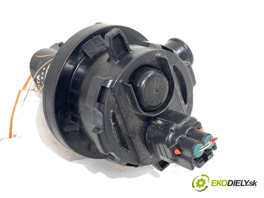 TOYOTA RAV 4 IV SUV 2017 114 kW 2.5 Hybrid 4WD (AVA44_) 2494 DALŠÍ: Pumpa vody 064100-1301 (Vodná pumpa)