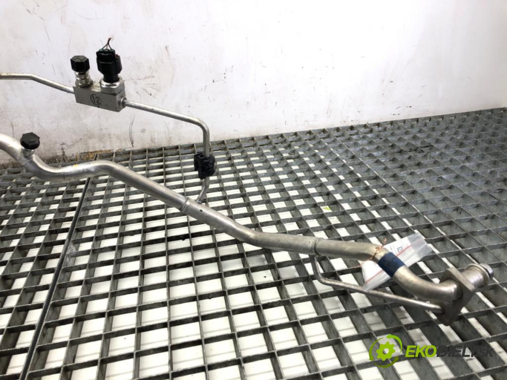 TOYOTA RAV 4 IV SUV 2017 114 kW 2.5 Hybrid 4WD (AVA44_) 2494 rúrka klimatizace  (Trubka klimatizace)