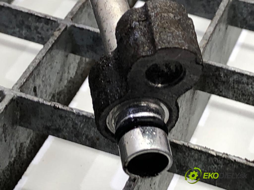 TOYOTA RAV 4 IV SUV 2017 114 kW 2.5 Hybrid 4WD (AVA44_) 2494 rúrka klimatizace  (Trubka klimatizace)