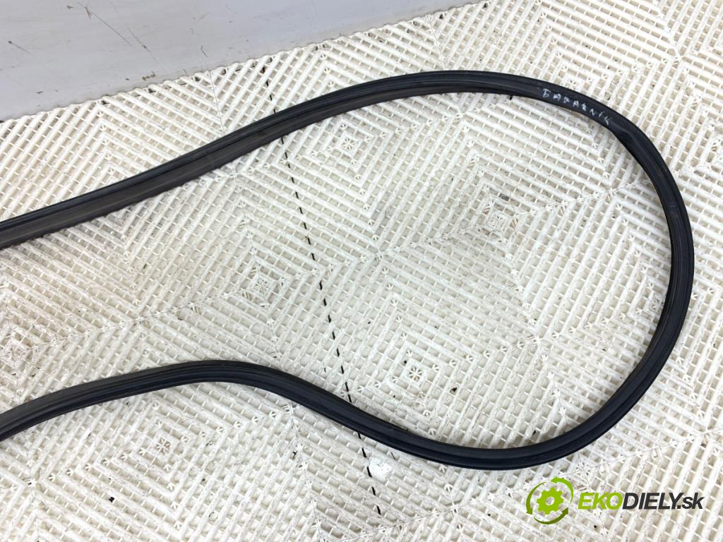 TOYOTA RAV 4 IV SUV 2017 114 kW 2.5 Hybrid 4WD (AVA44_) 2494 tesnenie dverí kufra