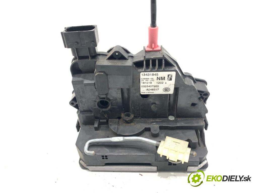 OPEL CORSA E liftback 2016 66 kW 1.4 (08, 68) 1398 zámok Dvere pravy zad 13431845