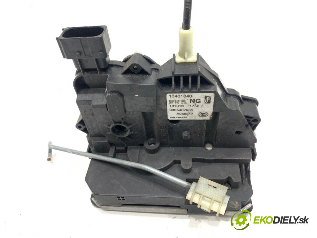 OPEL CORSA E liftback 2016 66 kW 1.4 (08, 68) 1398 zámok Dvere pravy predný 13431840