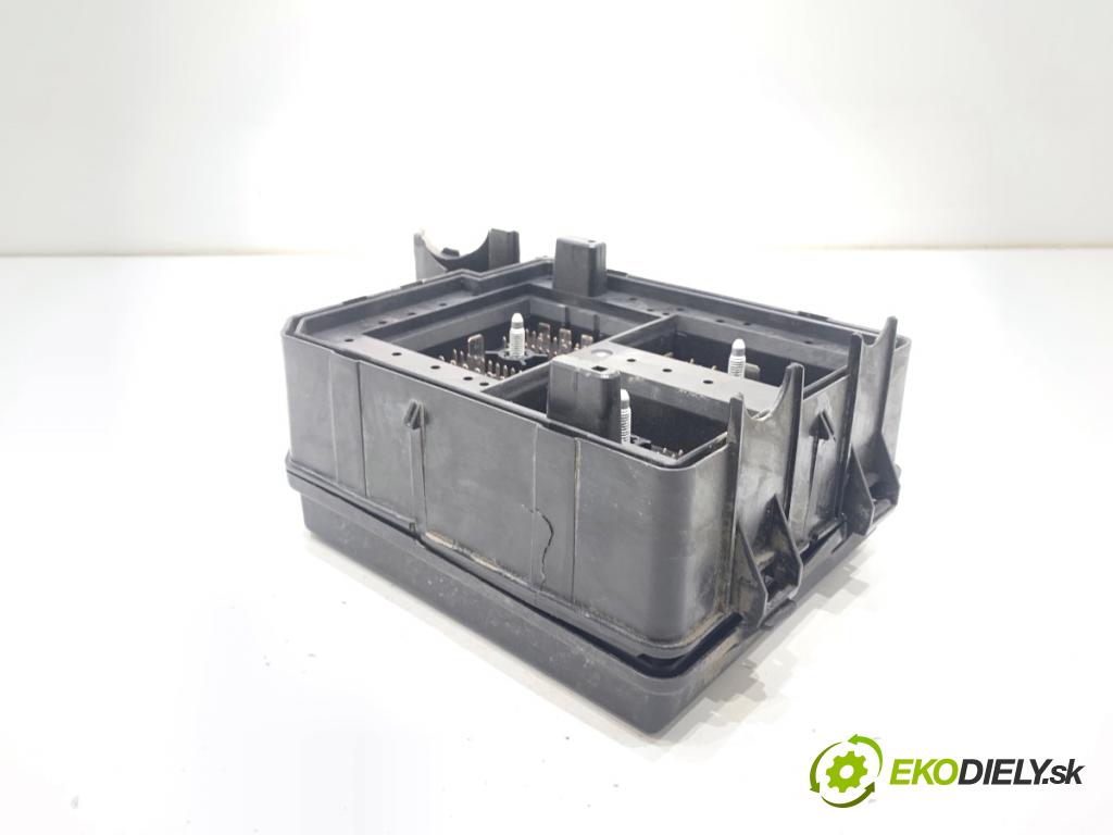 OPEL CORSA E liftback 2016 66 kW 1.4 (08, 68) 1398 Skrinka poistková 39068001 (Poistková skrinka)