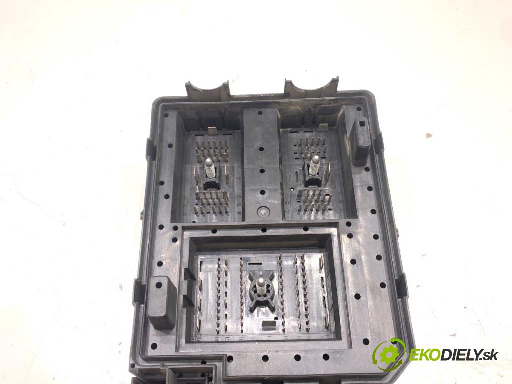 OPEL CORSA E liftback 2016 66 kW 1.4 (08, 68) 1398 Skrinka poistková 39068001 (Poistková skrinka)