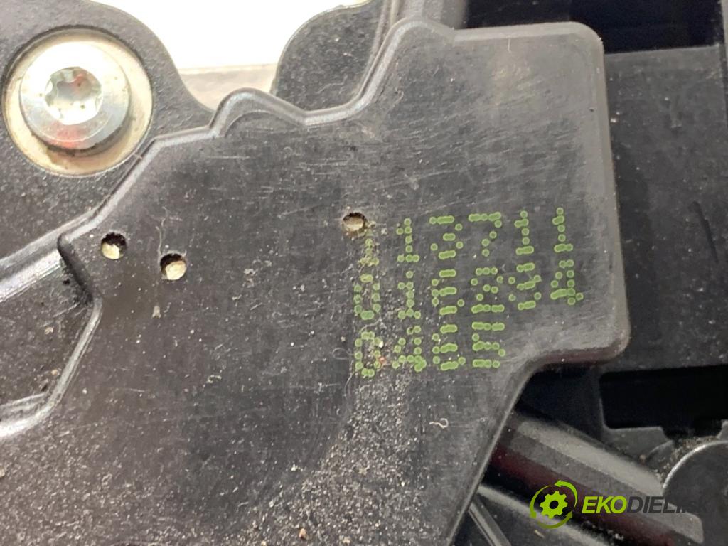 OPEL CORSA E liftback 2016 66 kW 1.4 (08, 68) 1398 Motor stieračov zad 39043012 0390205011
