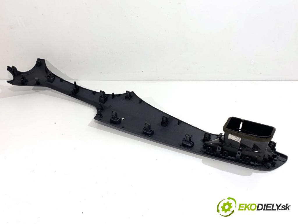 OPEL CORSA E liftback 2016 66 kW 1.4 (08, 68) 1398 lišty kryt 13391249 39050126 (Lišta)