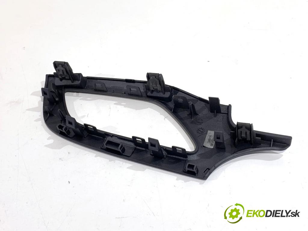 OPEL CORSA E liftback 2016 66 kW 1.4 (08, 68) 1398 lišty kryt 13391249 39050126 (Lišta)