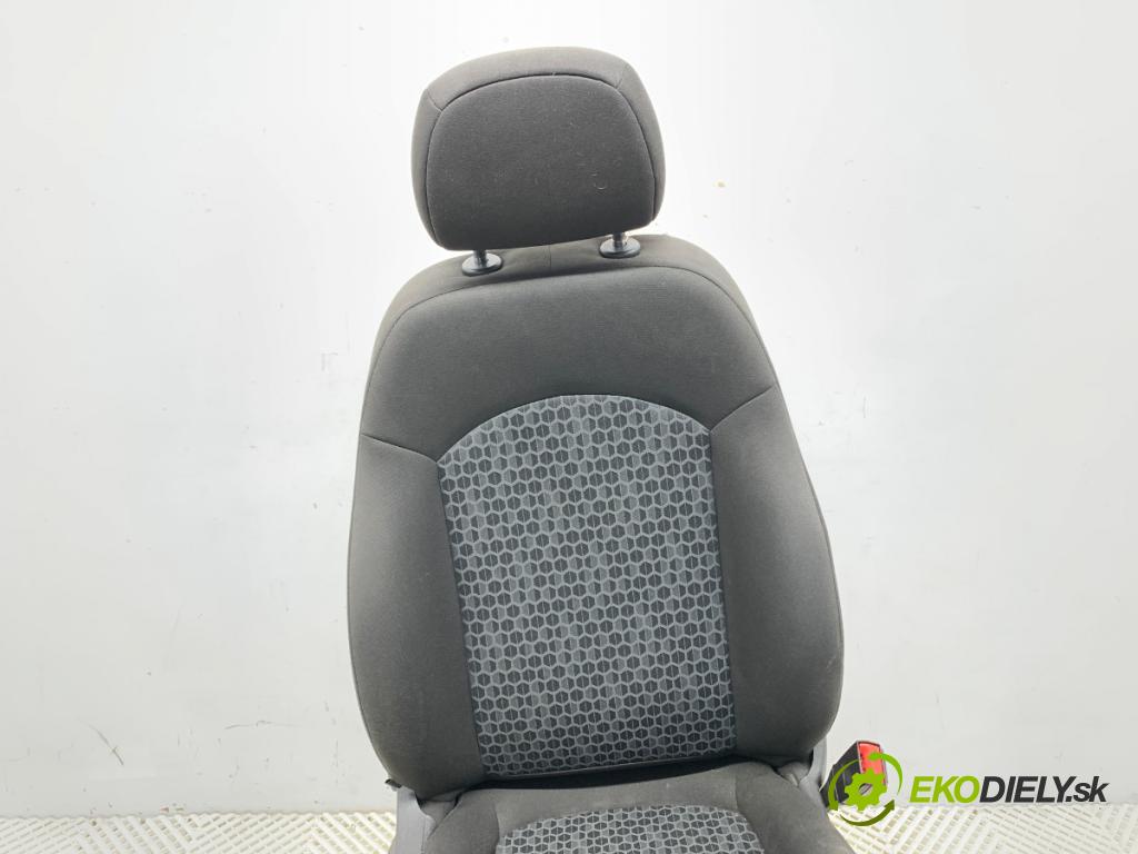 OPEL CORSA E liftback 2016 66 kW 1.4 (08, 68) 1398 sedadlo pravý přední část